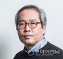 암울한 시대에 양심적 의인이 나타났다 국립 인천대학교 퇴임 앞둔 김철홍 교수 “윤석열 이름 찍힌 훈장 거부” “수여자도 자격 있어야, 자네나 가지게" “국민들의 격려가 있기에 불이익 두렵지 않다”